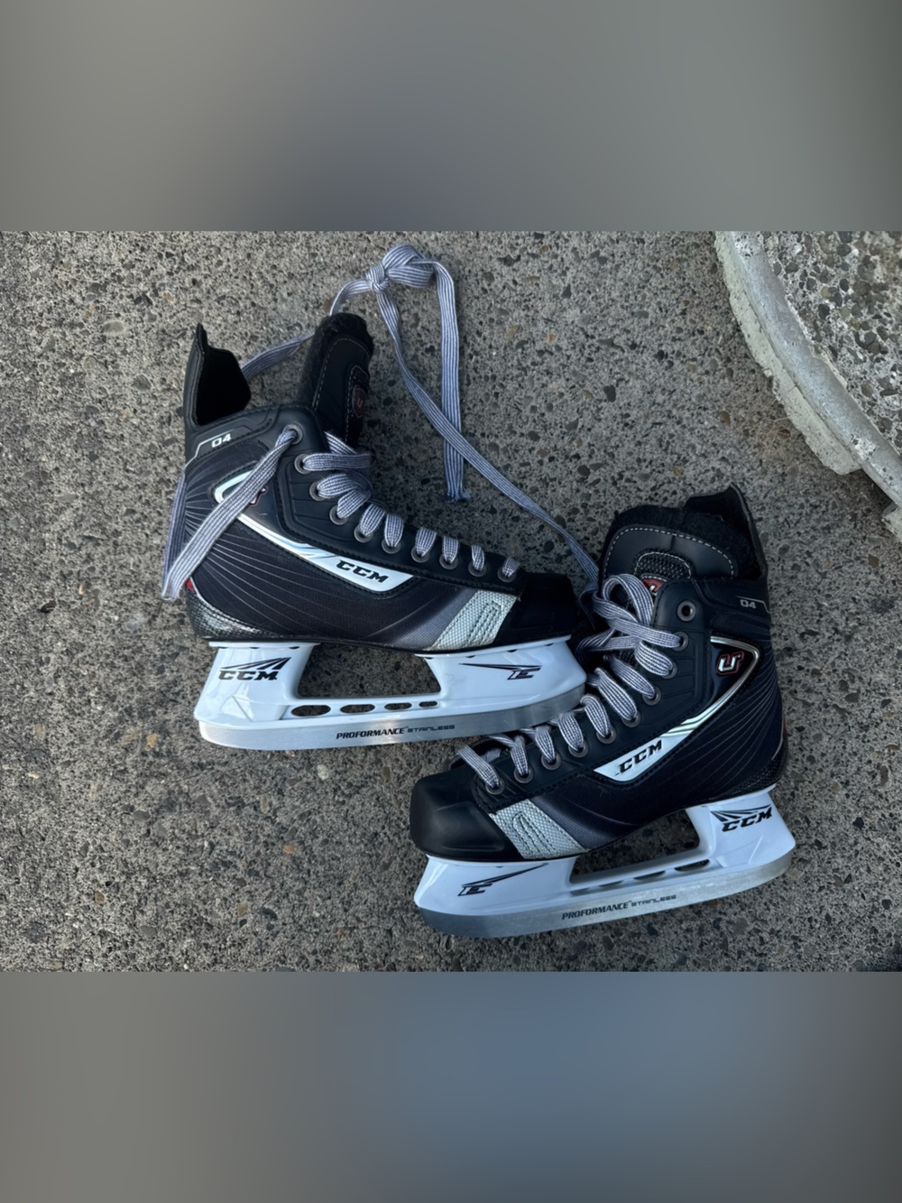 CCM U+ 04 Ice Hockey Skates Youth Size 4/ Shoe Size 5.5